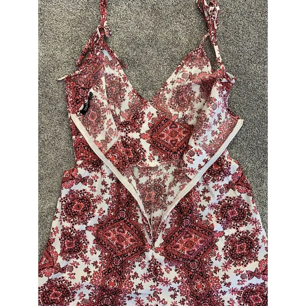 Boohoo Women’s Jumpsuit Size 4 Red White Back Zipper V-Neck Spaghetti Straps GUC - Picture 6 of 11
